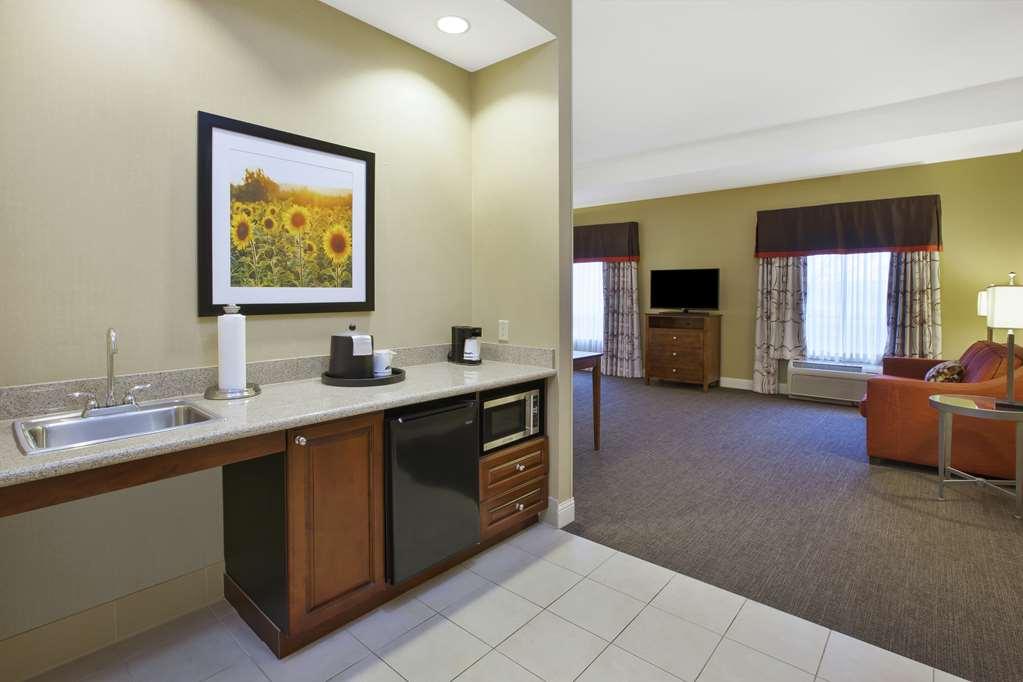 Hampton Inn & Suites Wichita-Northeast Room photo